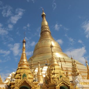 Šweitigoumská pagoda, která byla svědkem mnohých historických událostí a stávek, Yangoon, Myanmar