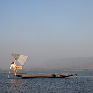 Jezero Inle, rybář, Myanmar
