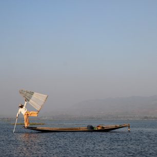 Jezero Inle, rybář, Myanmar