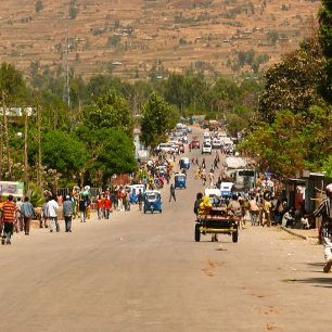 Drtila nás extrémně vysoká populace a davy podél cest, Etiopie