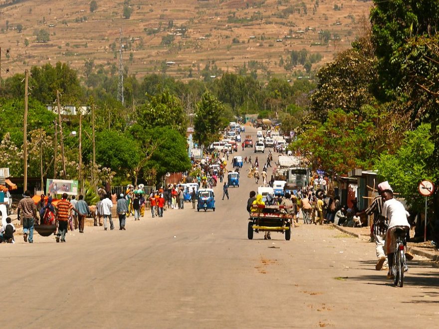 Drtila nás extrémně vysoká populace a davy podél cest, Etiopie