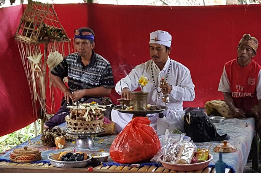 Duchovní při obřadu, Bali, Indonésie
