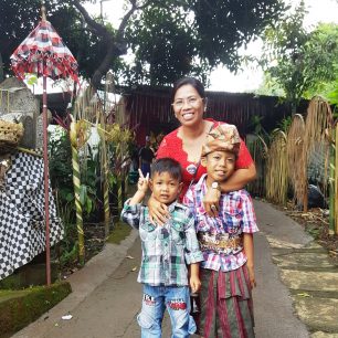Úžasná hostitelka Ketut a malí divoši, Bali, Indonésie
