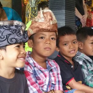 Vzácný moment, chlapci sedí v klidu, asi musí, Bali, Indonésie