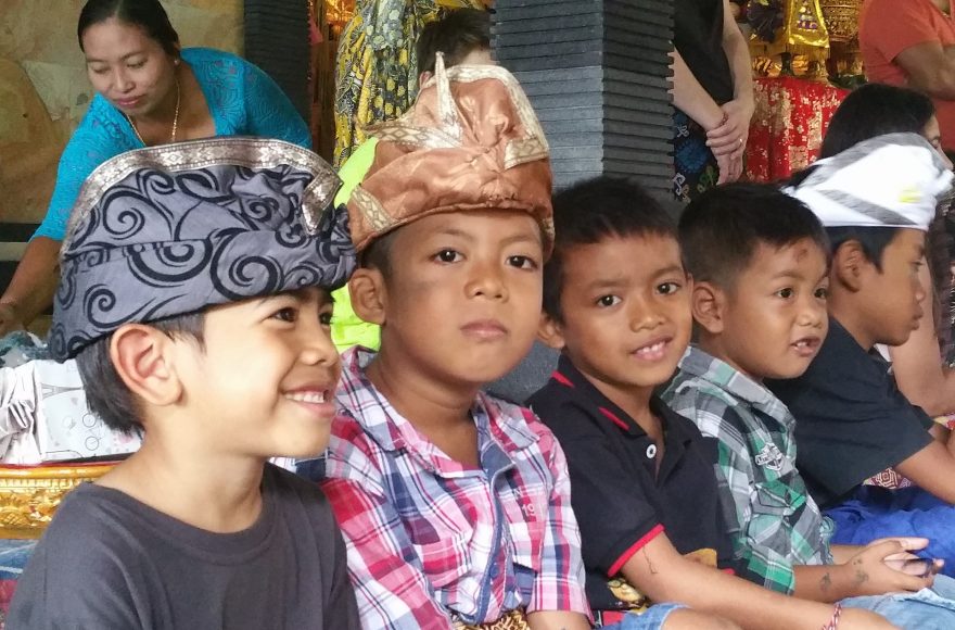 Vzácný moment, chlapci sedí v klidu, asi musí, Bali, Indonésie