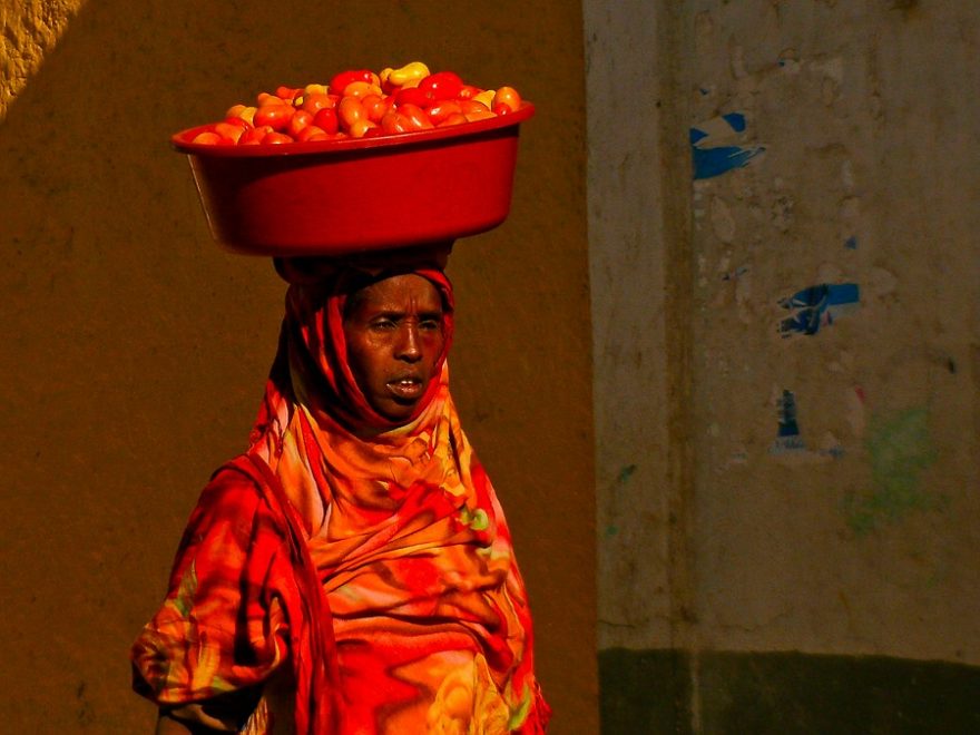 Ženy většinou vše nosí na hlavách a že jim to jde, Etiopie