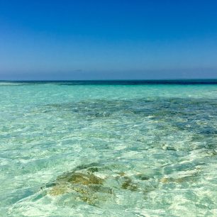 Průzračná voda na ostrůvcích zvaných Cayos, Kuba