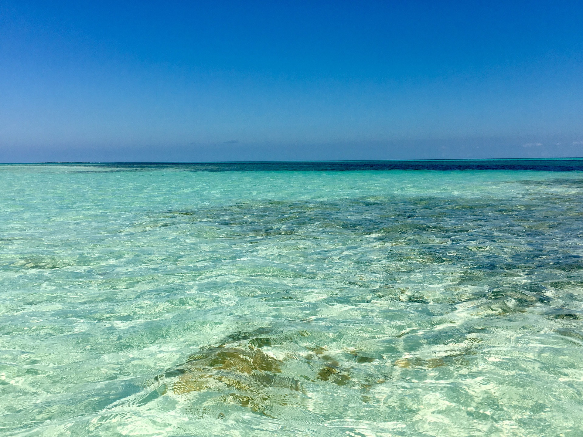 Průzračná voda na ostrůvcích zvaných Cayos, Kuba