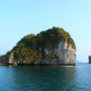 Vápencový útes v Lan Ha Bay, Vietnam