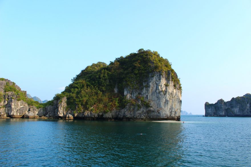 Vápencový útes v Lan Ha Bay, Vietnam