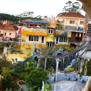 Barevná obydlí Bláznivého domu ve městě Da Lat, Vietnam