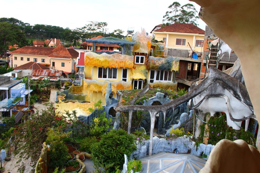 Barevná obydlí Bláznivého domu ve městě Da Lat, Vietnam
