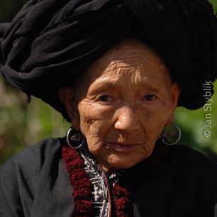 Babička etnika Černí Dzao (Dao Den)