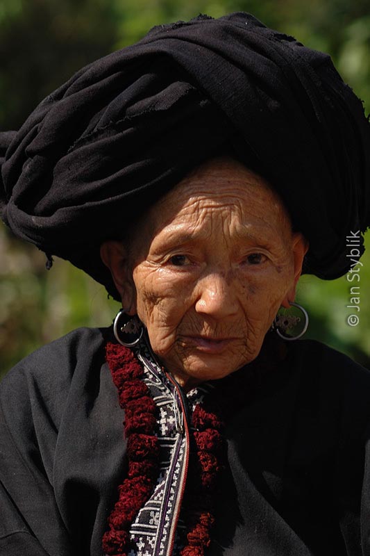 Babička etnika Černí Dzao (Dao Den)