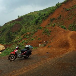 Silnice pod závalem po půdním sesuvu, které jsou na horských silnicích relativně běžné