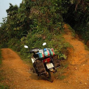 Pěšina přes kopce mezi vesnicemi