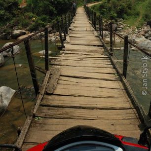 Jeden z mnoha zavěšených mostků přes horské řeky