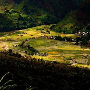Odlehlé horské údolí s rýžovými políčky