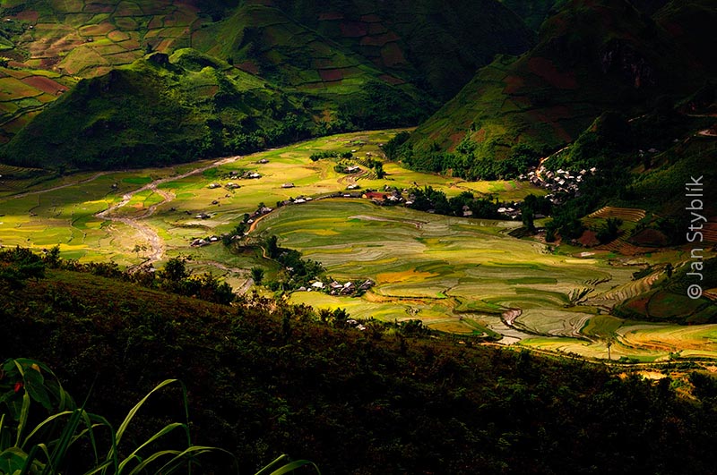 Odlehlé horské údolí s rýžovými políčky