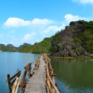 Dřevěný most, okolí ostrova Cat Ba, Vietnam-