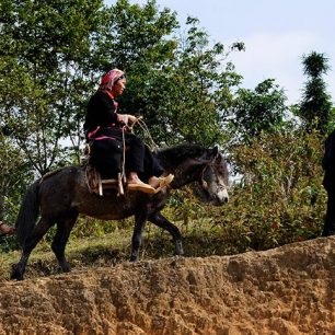 Ženy etnika Červení Dzao (Dao Do) cestou z trhu do vsi