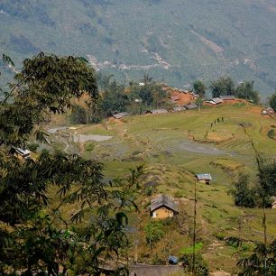 Vesnice etnika Hani; protější kopec je v Číně