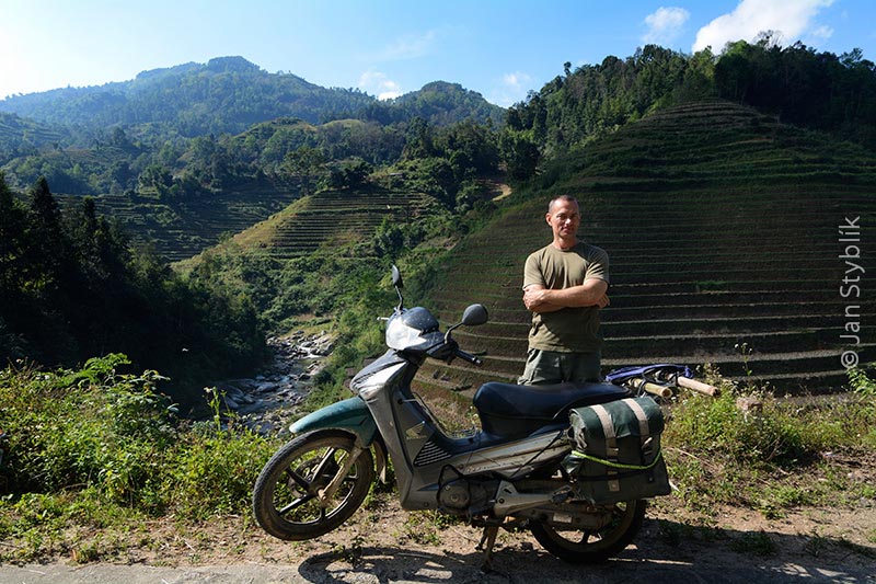 Autor na jednom z mnoha výletů za horskými etniky