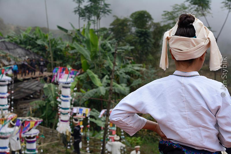 Animistický pohřeb etnika Nung