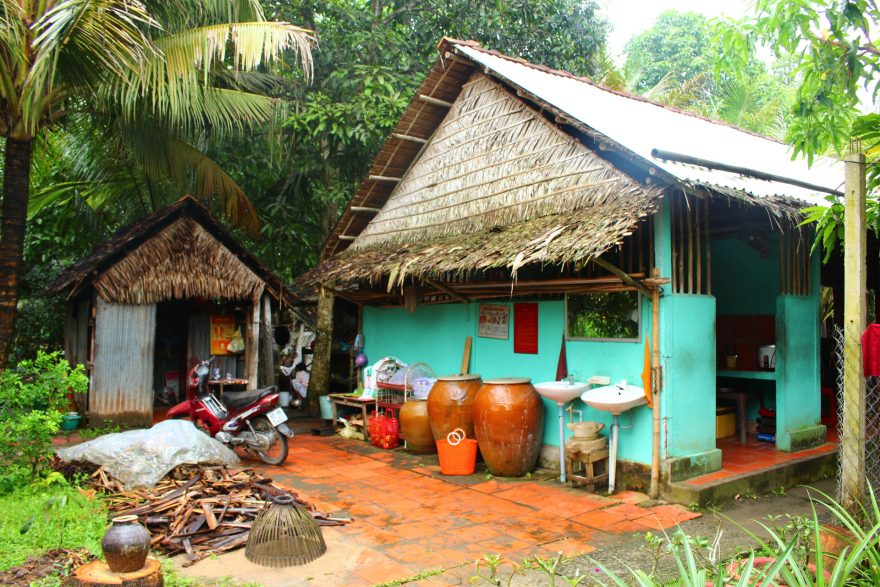 Pohled na zadní část jednoho z cihlových domů, Can Tho, Vietnam