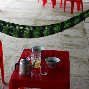 Jasmínový čaj a čerstvá šťáva z cukrové třtiny, Vinh Long, Vietnam