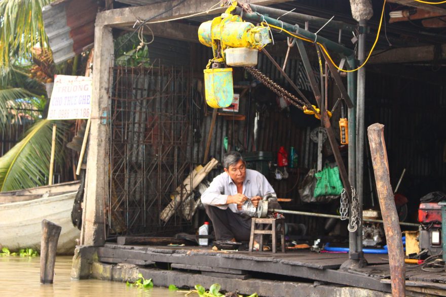 Obydlí na Mekongu jsou domovem i pracovnou, Can Tho, Vietnam