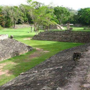 Starověké hřiště na Juego de pelota v Copánu