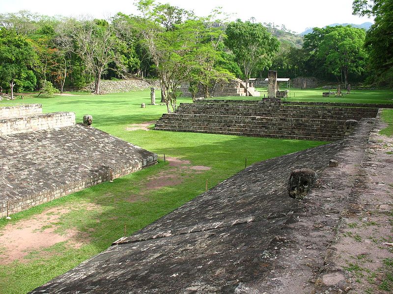 Starověké hřiště na Juego de pelota v Copánu