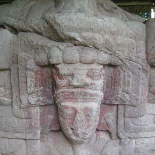 Reliéfy na stélách v Quirigá