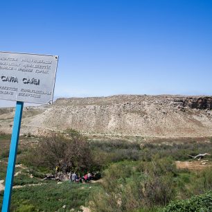 Tabulka upozorňuje návštěvníky, že oáza Saura je chráněnou přírodní památkou