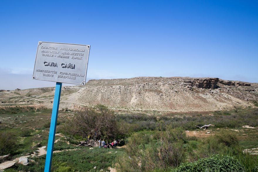 Tabulka upozorňuje návštěvníky, že oáza Saura je chráněnou přírodní památkou