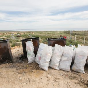 Dobrovolníci v kaňonu Saury nasbírají několikrát do roka pytle odpadků, které tu zbyly po nepořádných turistech.