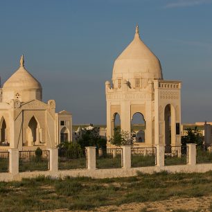 Muslimský hřbitov s kamennými mohylami - mazáry. 