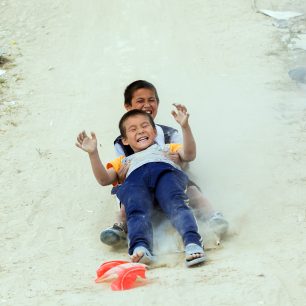 Děti se zabaví kdekoli a čímkoli. Třeba i bobováním na svazích skládky