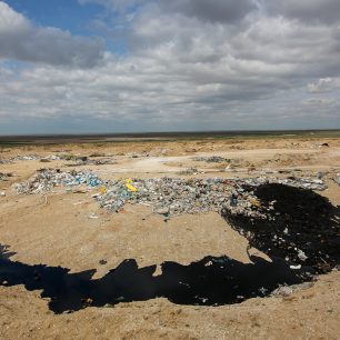 V nekonečných kazachstánských stepích číhají prakticky za každou vesnicí černé skládky – na nich je možné vedle odpadů z domácností najit třeba i rozlité ropné kaly.