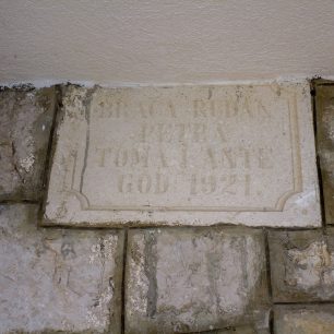 Pamětní kámen na jednom z domů v zátokách, Hvar, Chorvatsko