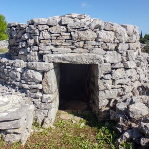 Trim, prapůvodní kamenné obydlí, Hvar, Chorvatsko