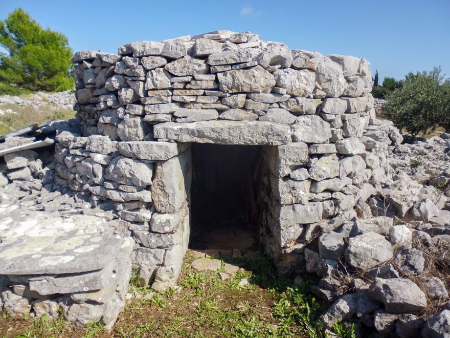 Trim, prapůvodní kamenné obydlí, Hvar, Chorvatsko