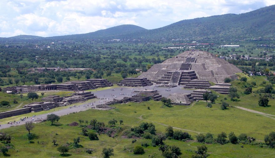 Pohled na Teotihuacán