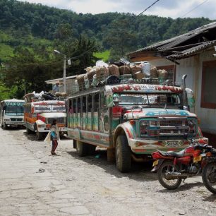 připrava k odjezdu z trhu na tradičním kolubijském venkově, provincie Cauca, Kolumbie
