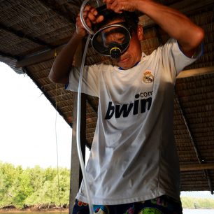 Zapnout kompresor, nasadit masku s hadicí a do hlubin, Thajsko