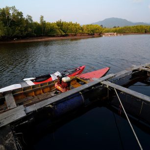 Součástí farmy jsou také sádky na ryby, Thajsko