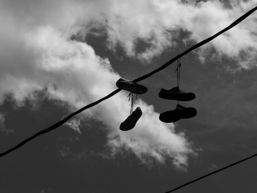 Boty se houpou nad místem kde v roce 1996 neznámí vrazi postříleli na pět mladíků. Medellín se dodnes vyrovnává s krutou minulostí