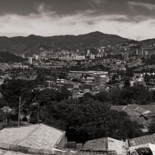 Pohled na Medellín ze čtvrti Valdéz v níž dodnes bydlí bývalí obávaní spolupracovníci  krutého Pabla Escobara