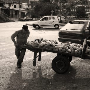 Prodavač manga, chudinská drsná čtvrt Araunjuez, Medelín